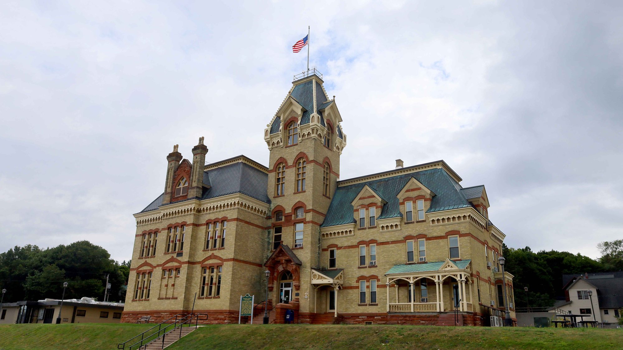 Court House 16x9